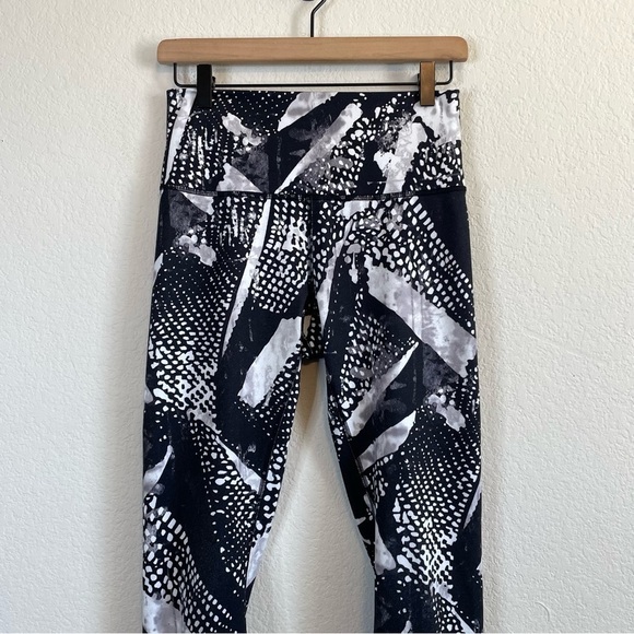 Lululemon Wunder Under *Full-On Luon
Static Mist White Black Leggings Size 8 - Picture 2 of 8